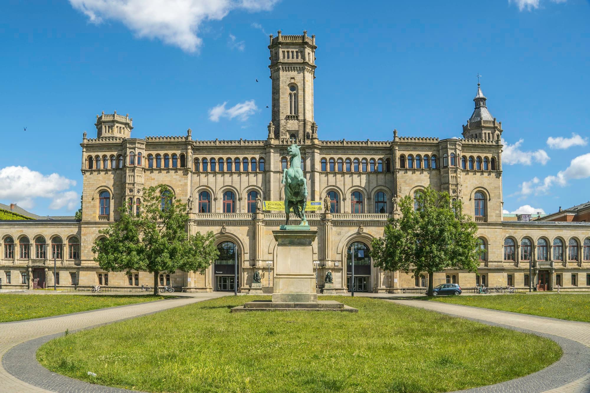Leibniz Üniversitesi Hannover'in tarihi ana binası ve önündeki yeşil alan